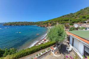 a view of the beach from a building at Villa Oda - Trilocale sul mare in Capoliveri