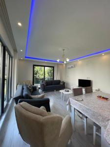 un ampio soggiorno con soffitto blu di Deniz apartment a Yalova