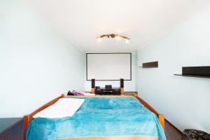 - une chambre avec un lit et un mur blanc dans l'établissement Centrum - Smocza 20, à Varsovie