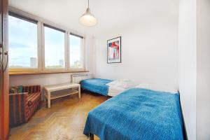 1 Schlafzimmer mit 2 Betten und einem Fenster in der Unterkunft Centrum - Smocza 20 in Warschau