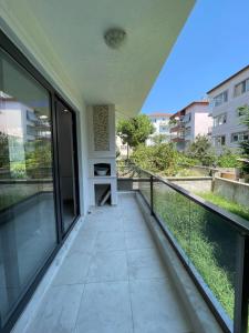 uma varanda com portas de vidro e vista em Deniz apartment em Yalova