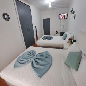 Habitación de hotel con 2 camas y toallas. en Zufike Self Catering, en Port Elizabeth