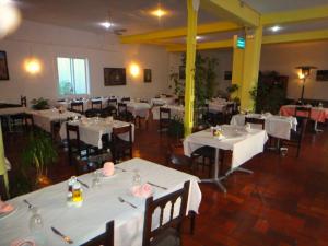 Restoranas ar kita vieta pavalgyti apgyvendinimo įstaigoje Pensió Restaurant Llança