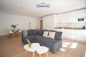 una sala de estar con un sofá y una mesa en Alcoba 17, en Sanlúcar de Barrameda