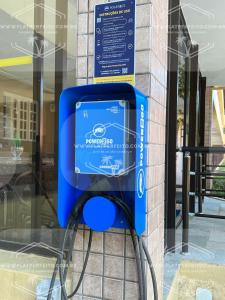 uma cabine telefónica azul em frente a um edifício em Flat Perfeito Flat Amarilis em Riviera São Lourenço com café da manhã e enxoval completo praia e piscina com trocas em Riviera de São Lourenço