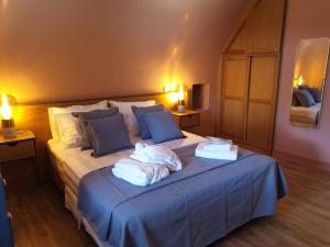 1 dormitorio con 1 cama con toallas en PhiloXenia Traditional Apartments, en Chios