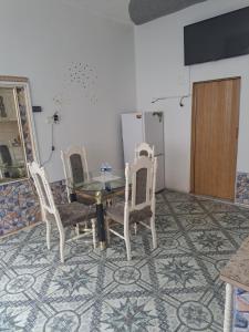 ein Esszimmer mit einem Tisch und 4 Stühlen in der Unterkunft Apartmá u Faltýnka in Brněnské Ivanovice