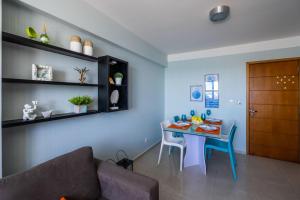 - un salon avec une table et un canapé dans l'établissement Flat com 2 quartos e vista MAR da PRAIA de PONTANEGRA-wifi 200 mb-garagem-FAMÍLIA-Crianças-piscina-PET friendly, à Natal