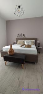 1 dormitorio con 1 cama grande en una habitación en Volturno3 Suites & more en Mazara del Vallo