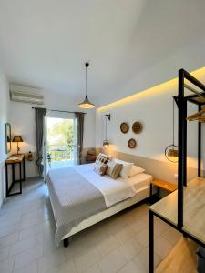 una camera con un grande letto e una finestra di thēama Corfu a Marathias