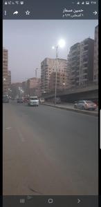 Blick auf eine Stadtstraße mit Autos auf der Straße in der Unterkunft اللبيني فيصل شارع جمال الدين البنا فوق عمارة الرحمة فوق صيانة زانوسي الجيزة in Kairo