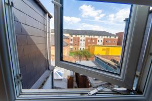 バーミンガムにあるCosy Studio close to University of Birminghamの建物が見える開いた窓