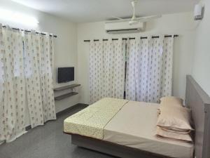 Кровать или кровати в номере Transit Nest - Homely stay Near Madurai Airport