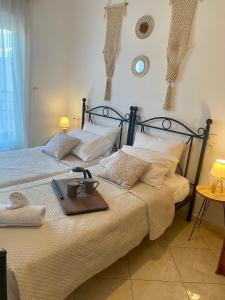 um quarto com uma cama com uma bandeja em Casa Amalia em Paradeísion