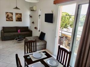 Casa Amalia في باراديسيون: غرفة معيشة مع طاولة وكراسي وأريكة