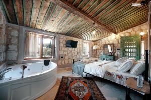 ein Schlafzimmer mit einem Bett und einer Badewanne in einem Zimmer in der Unterkunft Aysel Inn House in Avcılar