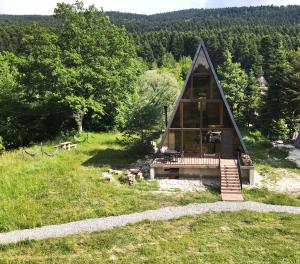 una pequeña casa en medio de un campo en Wild Escape Racha en Ambrolauri