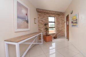 ein Wohnzimmer mit einer Bank an der Wand in der Unterkunft 31 Cormoran Umhlanga Rocks in Durban