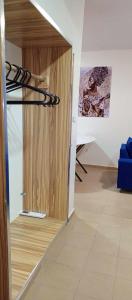 Cette chambre dispose d'une porte en verre et d'un placard en bois. dans l'établissement RÉSIDENCE NGUARY, à Dakar