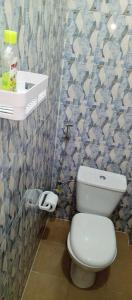 ein Badezimmer mit einem weißen WC und einem Waschbecken in der Unterkunft RÉSIDENCE NGUARY in Dakar