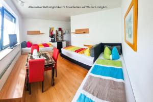 sala de estar con sofá y mesa en Ruhiges Gästezimmer am Stadtpark, en Schwabach