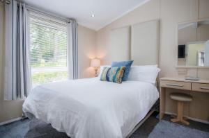 Ένα ή περισσότερα κρεβάτια σε δωμάτιο στο 1 Manor Lodge - 3 Bedroom Lodge - Pendine