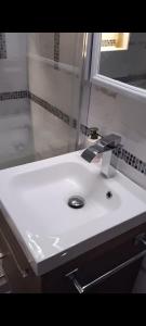 ein weißes Waschbecken im Bad mit Dusche in der Unterkunft Cowsin House in Rom