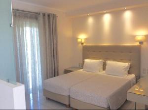 Ammos Suites客房内的一张或多张床位