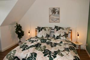 a bedroom with a bed with a green and white comforter at Stilvolles Apartment im Zentrum in Zittau