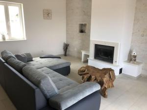 a living room with a couch and a table at Ferienhaus Luisa Insel Brac - Kamin, Pool, Grill, Olivengrundstück in Pučišća