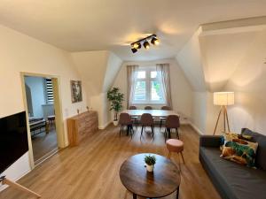 ein Wohnzimmer mit einem Sofa und einem Tisch in der Unterkunft Stilvolles Apartment im Zentrum in Zittau