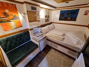 um pequeno quarto com uma cama e um sofá em VIP Yacht Diving Club em Sharm el Sheikh