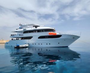 um grande iate sentado na água em VIP Yacht Diving Club em Sharm el Sheikh