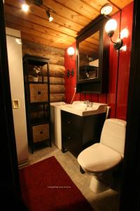 bagno con servizi igienici bianchi e lavandino di Holiday Home Aurora Cabin a Luosto