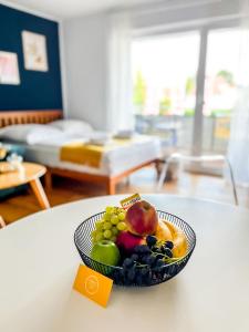 un bol de fruta en una mesa en una habitación en theSunset Club - STUDIO Küche - Balkon - Parken, en Memmingen