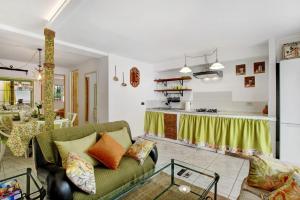 a living room with a couch and a kitchen at Apartamento Jardín del Sol in Tacoronte