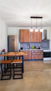 Dapur atau dapur kecil di Anemos Deluxe Poseidi Apartments