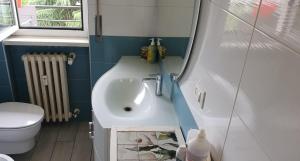 een badkamer met een wastafel en een toilet bij Parkside Heaven Milano Affori in Milaan