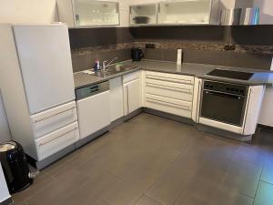 Nhà bếp/bếp nhỏ tại Ferienvilla Whirlpool Fasssauna direkt am Rhein