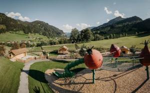 einen Wasserpark mit Rutsche und Spielplatz in der Unterkunft Familien Natur Resort Moar Gut in Großarl