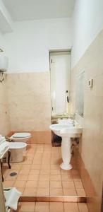 bagno con 2 lavandini e servizi igienici di B&B Bruno a Cosenza