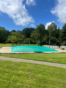 una pequeña piscina turquesa en un parque en Assersbølgård en Brørup