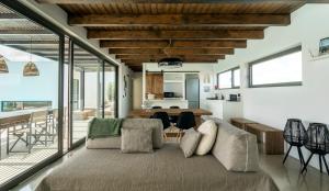 ein Wohnzimmer mit einer Couch und einem Tisch mit Stühlen in der Unterkunft Villa Borea - AlisiaFuerteventura in Villaverde