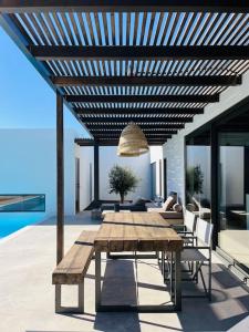 ein Holztisch und Stühle auf einer Terrasse in der Unterkunft Villa Borea - AlisiaFuerteventura in Villaverde