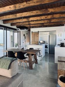 ein Wohnzimmer mit Tisch und Küche in der Unterkunft Villa Borea - AlisiaFuerteventura in Villaverde