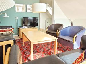 salon ze stołem i krzesłami w obiekcie 6 person holiday home in R m w mieście Rømø Kirkeby