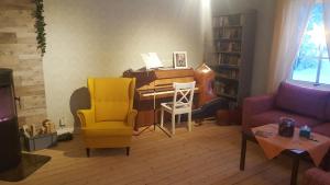 salon z biurkiem, stołem i krzesłami w obiekcie Ferienhaus Segenäs Schweden w mieście Stöllet