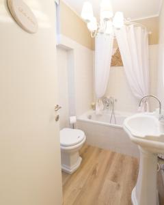 uma casa de banho com um WC, um lavatório e uma banheira em Bnbook Maison Charlotte Lago Maggiore em Porto Valtravaglia