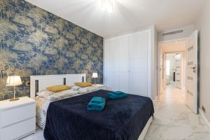 Un dormitorio con una cama con una toalla azul. en St George, en Antibes