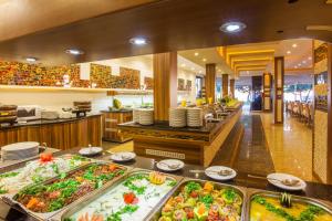 una línea de buffet con muchos tipos diferentes de comida en Kleopatra Ada Hotel en Alanya